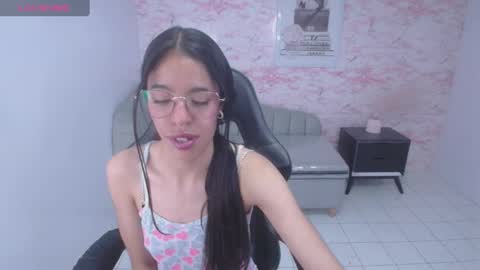 Stephania online show from December 17, 2024, 4:01 am