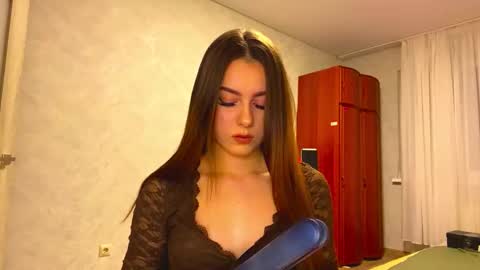 Stephani online show from March 18, 2026, 3:15 pm