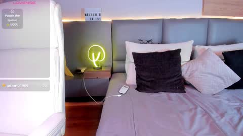 Stone Lee  online show from February 19, 2025, 10:45 am