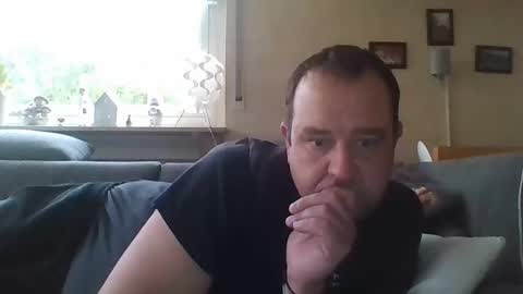 stoned1983 online show from December 4, 2025, 8:23 am