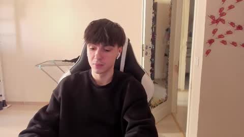 Snapshot of stralght_twinks chatting on March 7, 2025, 1:18 pm Ray online show from March 7, 2025, 1:18 pm