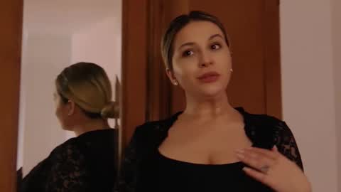 Carla online show from October 7, 2025, 8:55 am