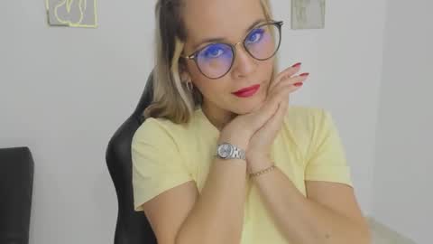 sugar_milff online show from September 18, 2025, 1:57 pm