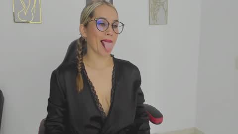 sugar_milff online show from September 23, 2025, 1:03 pm