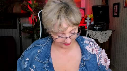 Vivien online show from December 8, 2024, 7:11 pm
