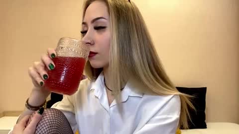 Lexi online show from December 17, 2025, 9:15 am