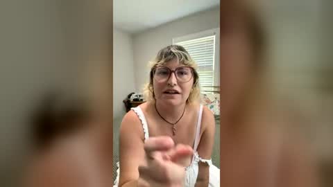 Snapshot of sunandshinealways chatting on July 6, 2026, 3:47 pm sunandshinealways online show from July 6, 2026, 3:47 pm