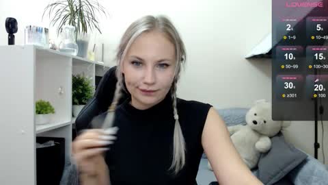 Naomi online show from September 26, 2025, 5:44 am