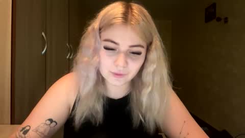 sunshinyflash online show from November 30, 2025, 5:39 pm