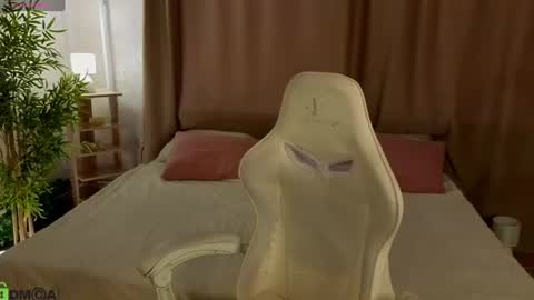 Snapshot of susan__clark chatting on July 8, 2026, 1:10 am Annie online show from July 8, 2026, 1:10 am