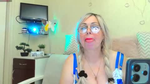 SusieNoreen online show from October 9, 2025, 8:01 am