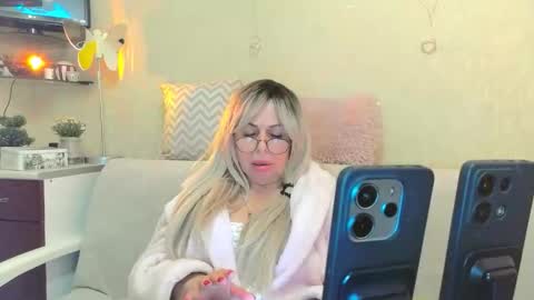 SusieNoreen online show from October 25, 2025, 11:29 am