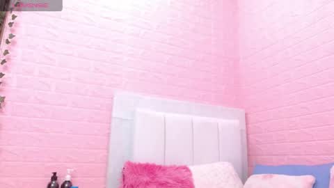 suzan_30 online show from April 19, 2026, 7:27 pm
