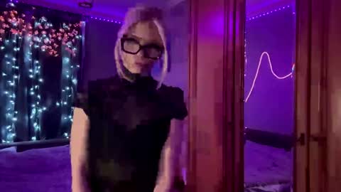 Snapshot of suzannabarmes chatting on May 1, 2026, 9:19 pm Stacy online show from May 1, 2026, 9:19 pm