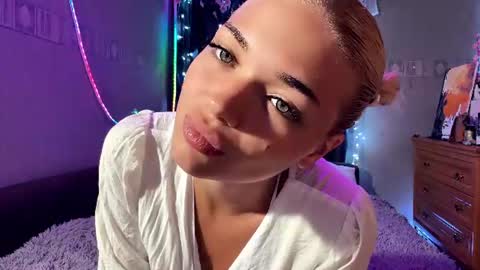Snapshot of suzannabarmes chatting on August 4, 2026, 10:23 pm Stacy online show from August 4, 2026, 10:23 pm