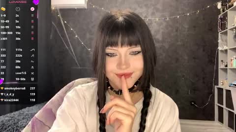 EmilySuonn online show from May 12, 2026, 6:32 am