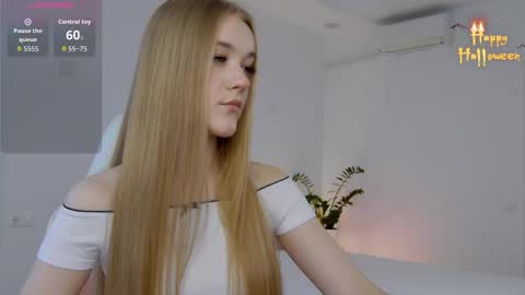 Suzi online show from October 16, 2025, 1:12 pm