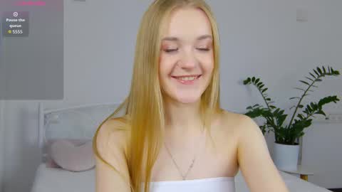 Suzi online show from November 19, 2025, 2:39 pm