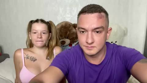 Mia and Robert online show from October 2, 2025, 7:04 am