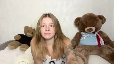 Mia and Robert online show from October 8, 2025, 6:22 am