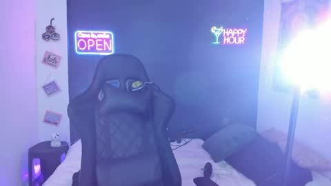 Dahnna online show from April 7, 2026, 6:52 pm