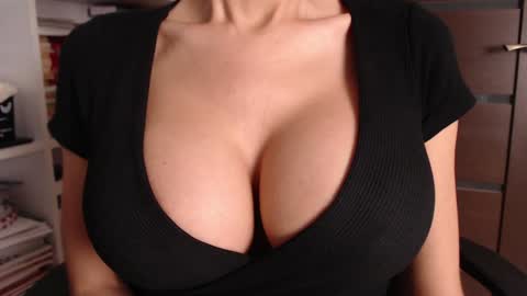Snapshot of sweet_lil_thing chatting on October 20, 2025, 7:42 am Jen online show from October 20, 2025, 7:42 am
