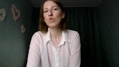 sweet_lilbunny online show from October 18, 2025, 3:35 pm