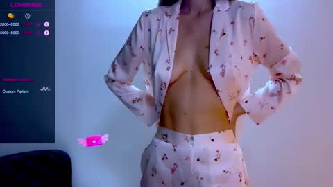 Mia online show from September 12, 2025, 5:13 pm