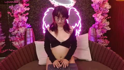 Roxanee online show from February 10, 2026, 1:15 pm