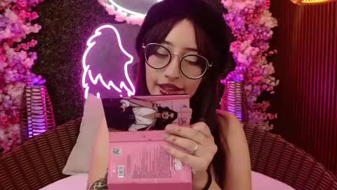 Roxanee online show from April 14, 2026, 8:37 pm