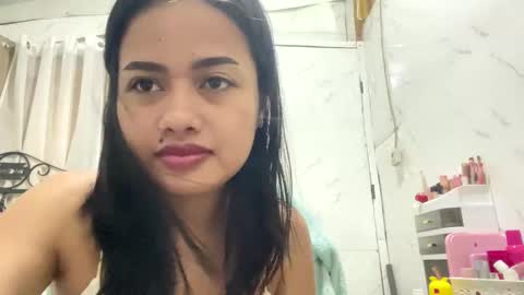 Snapshot of sweet_sirenxx chatting on May 1, 2026, 12:43 pm Leah online show from May 1, 2026, 12:43 pm