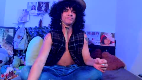 Steven independent model online show from December 12, 2024, 6:53 pm