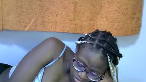 sweet_zarah online show from February 18, 2026, 1:01 am