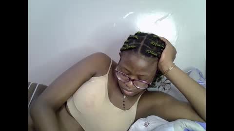 sweet_zarah online show from May 18, 2026, 1:56 am
