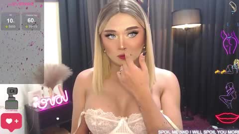 Snapshot of sweetbella118 chatting on January 22, 2025, 11:45 am bella online show from January 22, 2025, 11:45 am