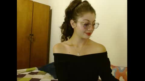 sweetcalm_ online show from April 19, 2026, 5:18 am