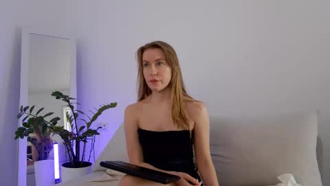 SweetKira1 online show from March 15, 2026, 8:42 am