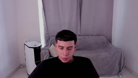 Snapshot of sweetlian_04 chatting on February 15, 2025, 10:10 pm Lian online show from February 15, 2025, 10:10 pm