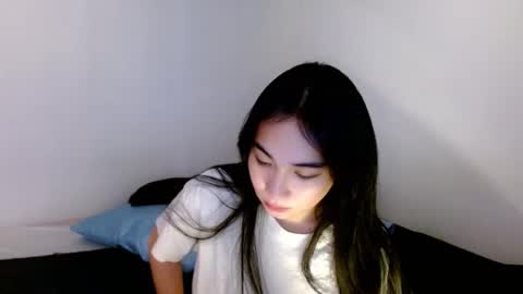 Snapshot of sweetlilly_18 chatting on March 4, 2025, 4:17 am Lilly online show from March 4, 2025, 4:17 am