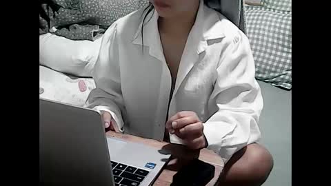 Snapshot of sweetlyraa chatting on March 17, 2026, 6:17 am SexyPInay with small tits online show from March 17, 2026, 6:17 am