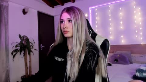 Cat independent model  online show from December 31, 2024, 5:33 am