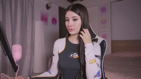 Cat independent model  online show from November 5, 2025, 2:00 am