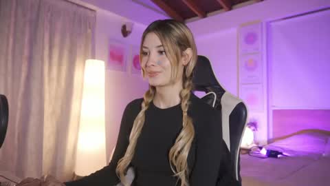 Cat independent model  online show from April 29, 2026, 12:16 am