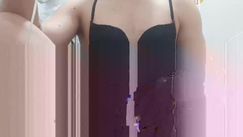 Snapshot of sweetywhity2 chatting on December 3, 2024, 6:38 pm Silvia online show from December 3, 2024, 6:38 pm