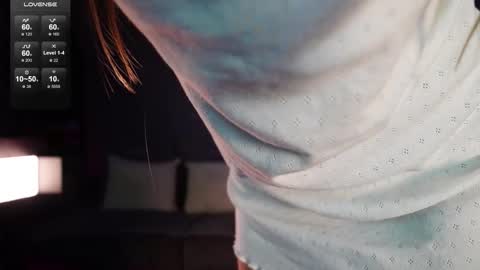 syaosan_ online show from November 22, 2025, 3:16 am