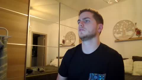 syl092 online show from January 6, 2025, 4:23 pm