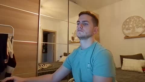 syl092 online show from December 2, 2025, 5:08 pm