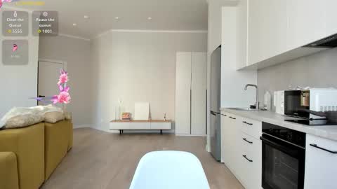 Mila online show from September 20, 2025, 8:48 am