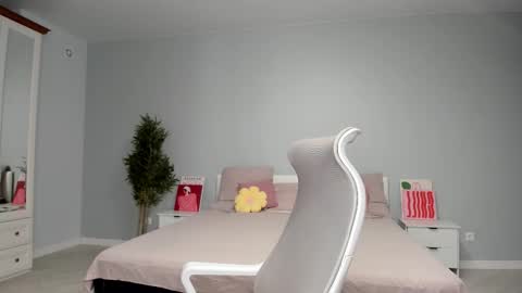 Mila online show from November 3, 2025, 12:35 am