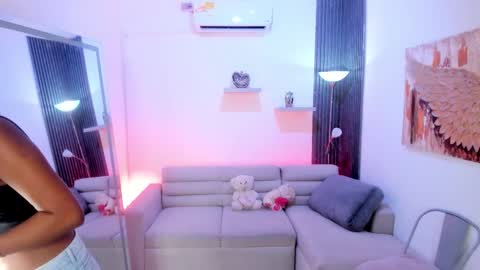 Tahiela  online show from March 5, 2026, 2:51 am